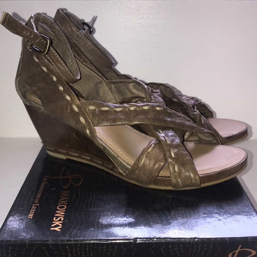 B. MAKOWSKY KHAKI LEATHER CROSS STRAP SANDALS
